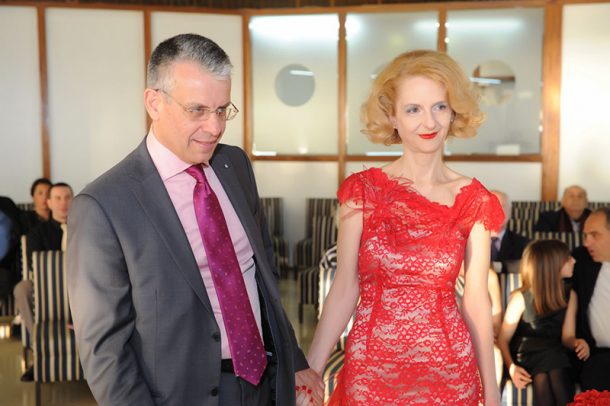 Πολιτικός γάμος στη Βούλα σε κόκκινο χρώμα | Δημήτρης & Σοφία