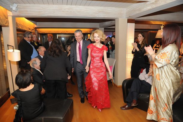 Πολιτικός γάμος στη Βούλα σε κόκκινο χρώμα | Δημήτρης & Σοφία