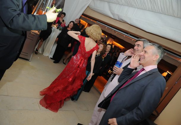 Πολιτικός γάμος στη Βούλα σε κόκκινο χρώμα | Δημήτρης & Σοφία